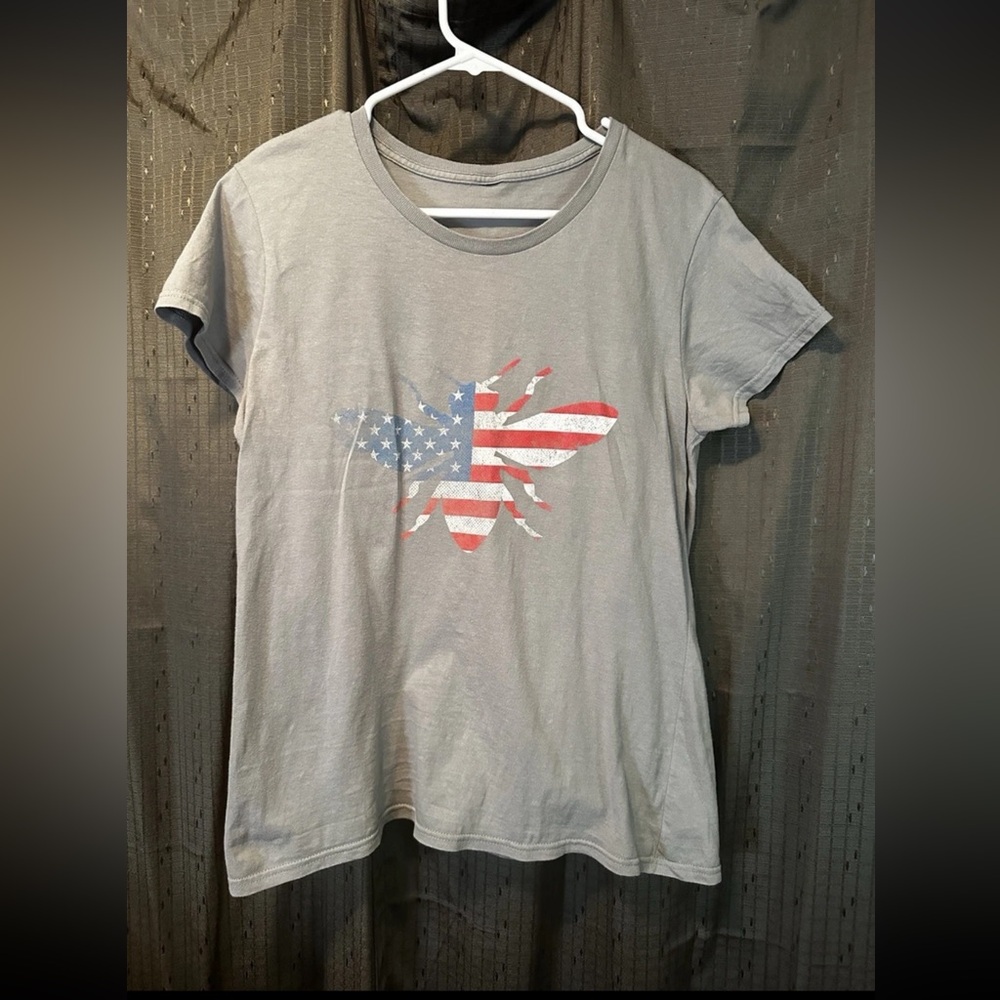 Women’s Gray Graphic Bee Tee with American Flag Print